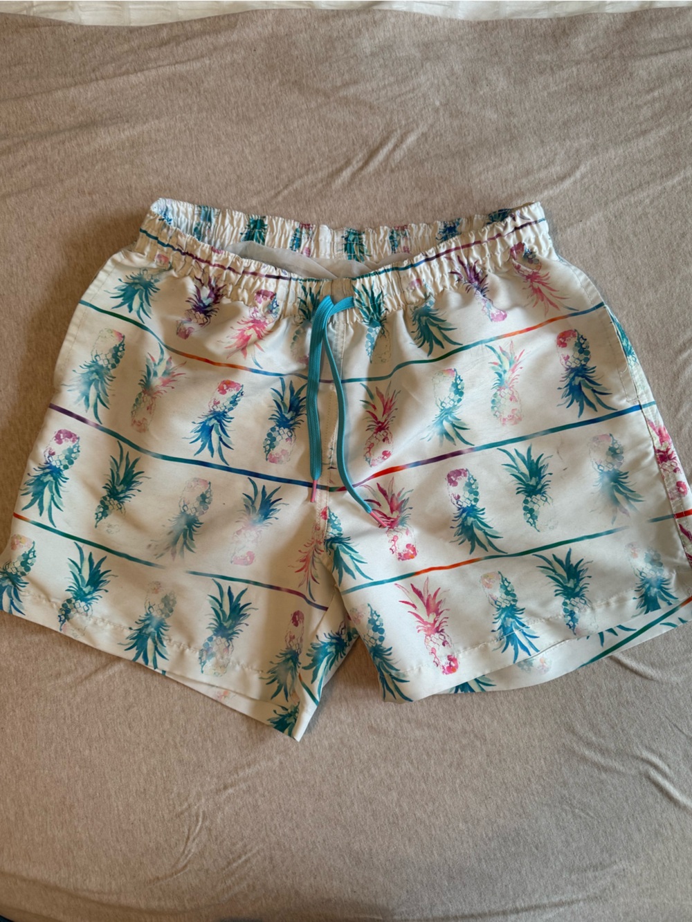 chubbies Men’s Lg. 5.5”-White Pineapple Print Swim Trunks